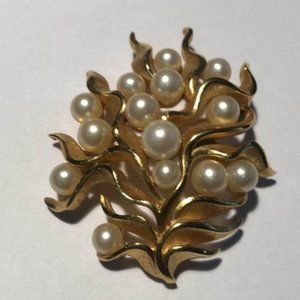 Vintage Trifari Brooch; gold tone with faux pearls